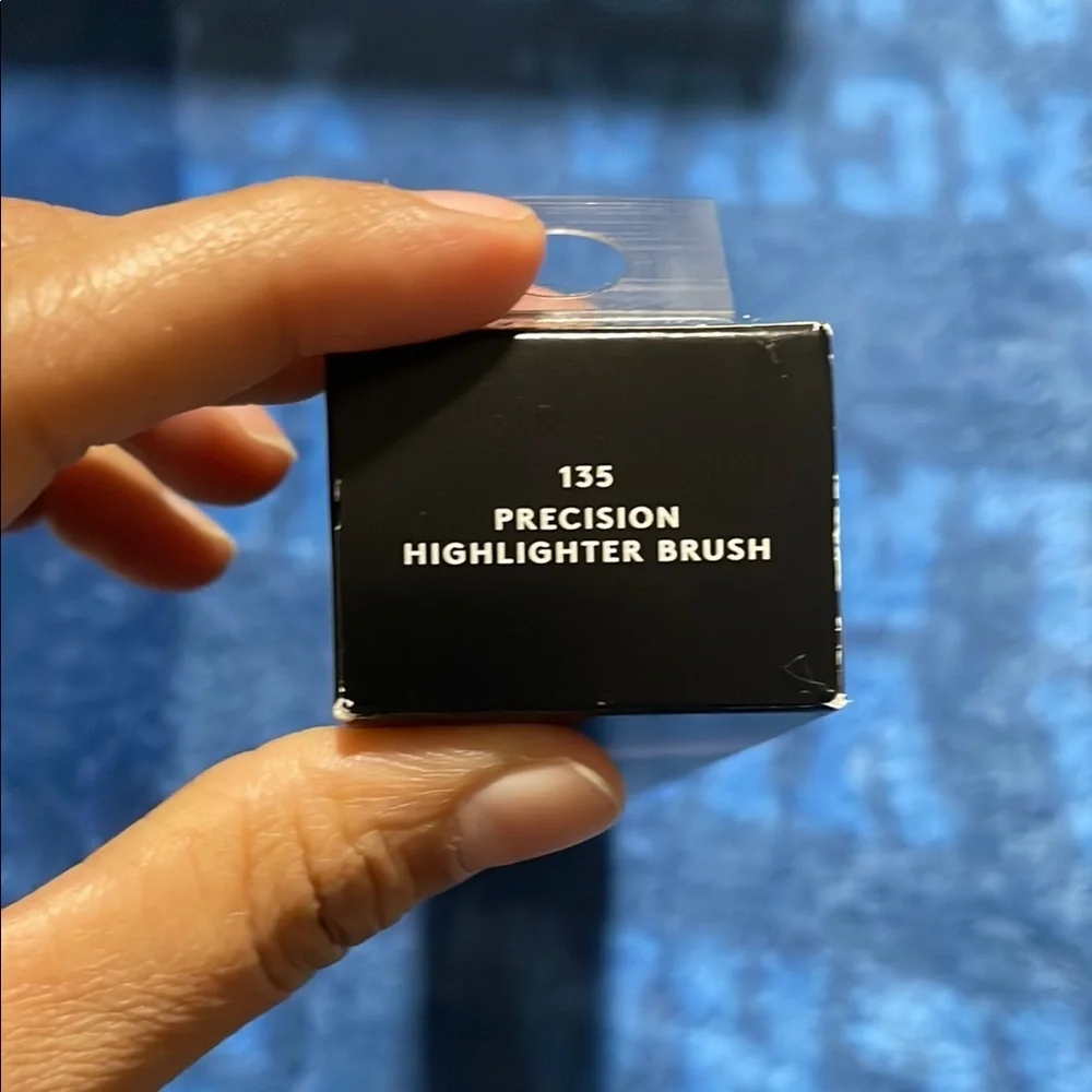 Fenty Beauty Highlighting Brush in Black and White